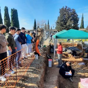 Visita una fosa de represaliados de la Guerra Civil española en el cementerio de Palma del Río